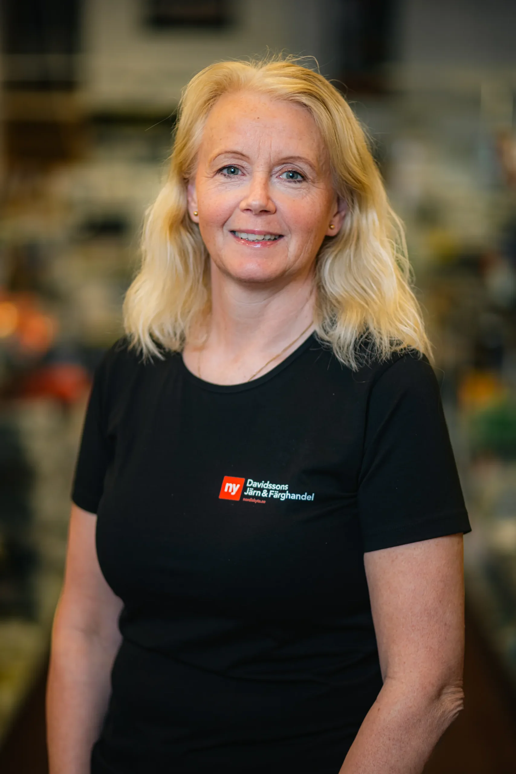 Elisabeth Larsson, medarbetare på Davidssons Järn & Färghandel.