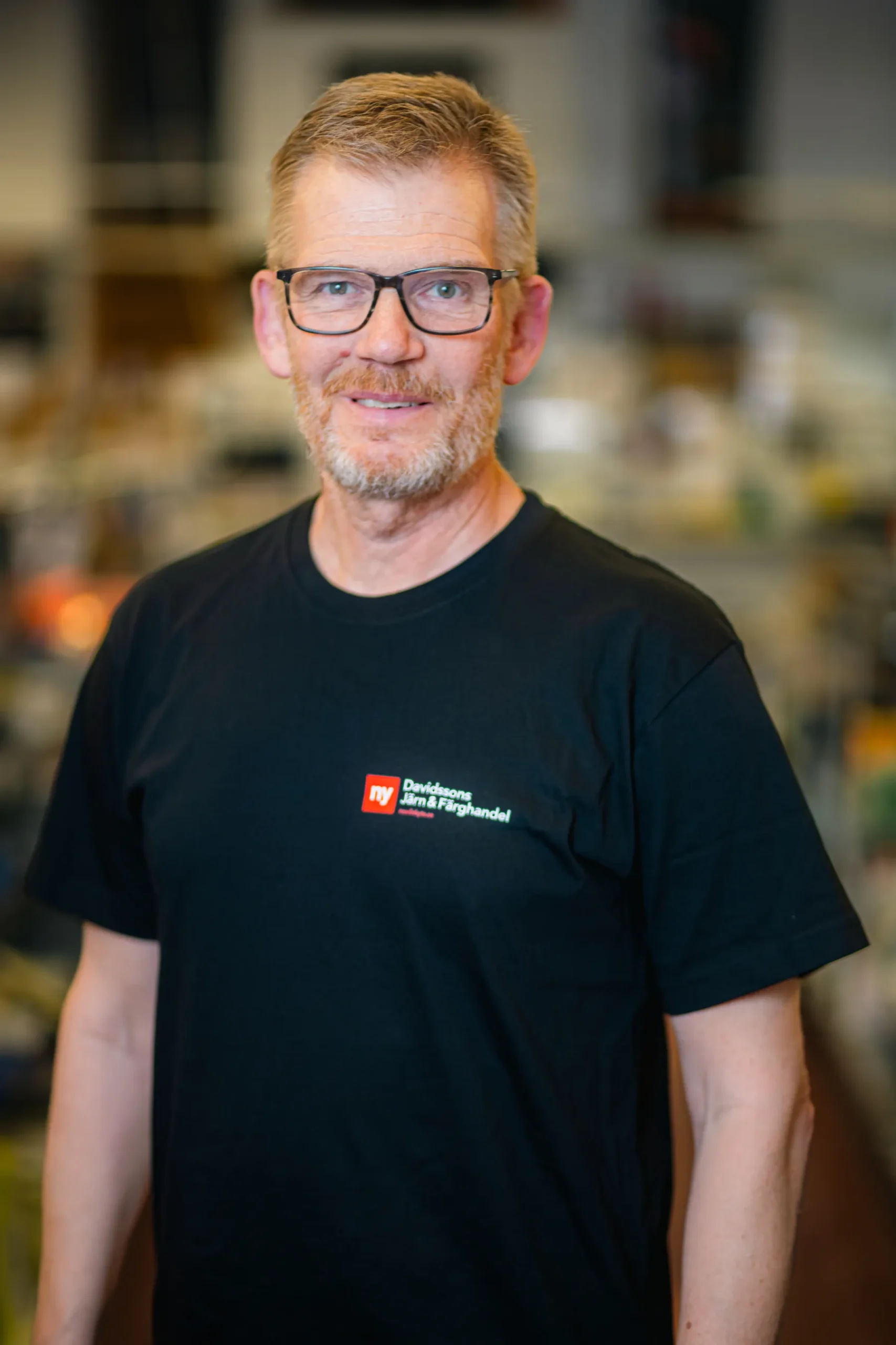 Fredrik Andersson, medarbetare på Davidssons Järn & Färghandel.