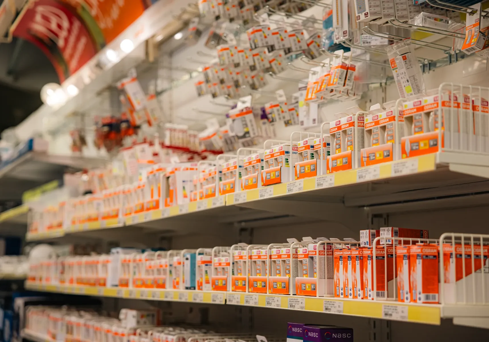 Osram-lampor-davidssonsjarn Hyllor fyllda med Osram LED-lampor i olika modeller och socklar i butiken hos Davidssons Järn & Färghandel.
