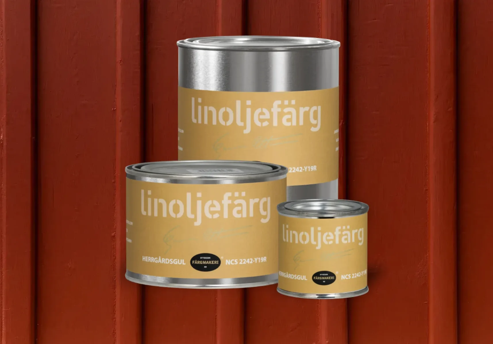 Tre burkar linoljefärg i kulören Herrgårdsgul från Ottosson Färgmakeri, mot en rödfärgad träpanel.